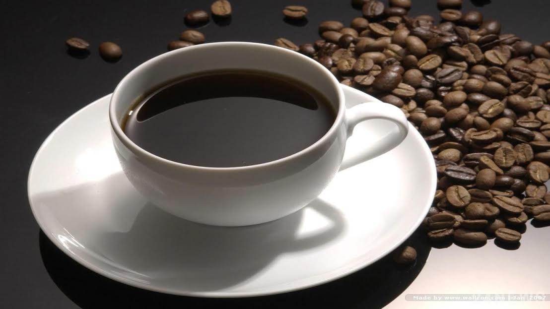 Четыре чашки кофе в день не обезвоживают организм, выяснили ученые